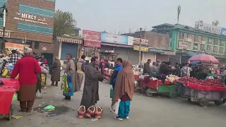 Srinagar, Sunday market, very  rowded in Nivember 2022