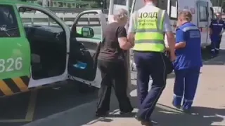 Дорожный патруль помогает пенсионерке, которой стало плохо на остановке