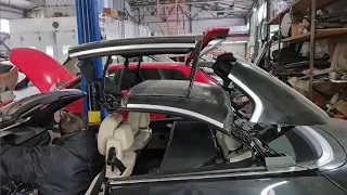 BMW Кабриолет в полусложенном виде, рассматриваю механизм.