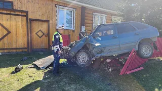 "Четырка" эпично зависла на заборе палисада