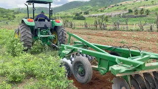 Primeira vez aqui no canal um trator John Deere 5080E cortando terra