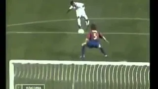 Carles Puyol para un gol con el escudo del Barcelona