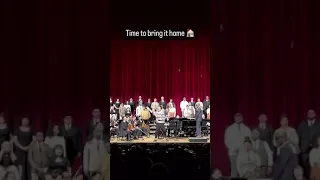 Turning the audience into a choir. Amazing !!!