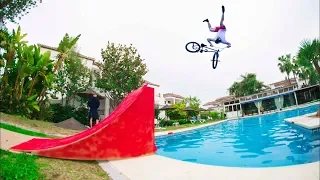 ПРЫЖКИ В БАССЕЙН НА BMX!! ОТБИЛ СПИНУ... (INSANE BMX POOL JUMP!)