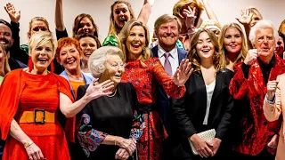 De prinsessen Amalia, Ariane, Beatrix en Laurentien samen met Willem-Alexander en Máxima backstage