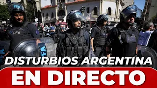 EN VIVO DISTURBIOS Y POLICÍA ACTUANDO MANIFESTACIÓN CONTRA MILEI en ARGENTINA