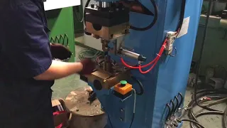 Projection welding machine for shock absorber