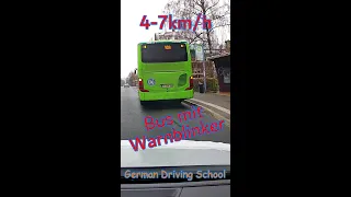 Bus mit Warnblinker - bus with hazard lights - German Driving School - Fahrschule Englisch