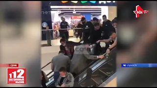 В торговом центре Сочи руку ребенка затянуло в эскалатор 17.11.2020