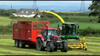 Lifting the Grass for Silage with John Deere.