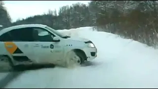 Лихого таксиста занесло на повороте