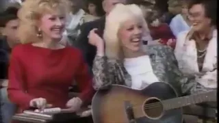 Dolly Parton Sings with Sisters at Thanksgiving feat. Stella Parton & Frieda Parton