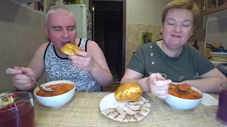 Мукбанг СПОРИМ 🤯 с Вованом про БОРЩ 🍲🥣🍅 на ужин сало 🥓 и пампушки с чесноком 🍞