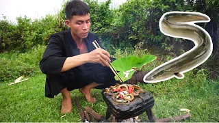 Survival life: Great moment with grilled eel on a rock