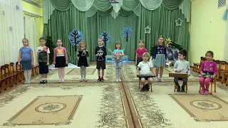 Детский оркестр исполняет произведение "Вальс-шутка" Д. Шостаковича