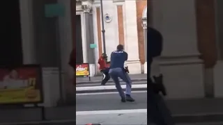 edit polizia di stato a Roma uomo armato di coltello entra nel commissariato la polizia spara