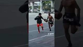 บัวขาวซ้อมได้ทุกที่ สงสัยแรงเหลือ (ขอบคุณเจ้าของคลิป) #Shorts | Buakaw Banchamek