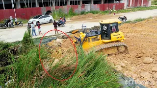 Great Job Showing !! The Best Operator Skills Shantui Bulldozer Removal Clearing Mud & Pushing Soil