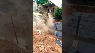 Vídeo registra exato momento em que casa desaba no bairro Água Limpa em João Pinheiro