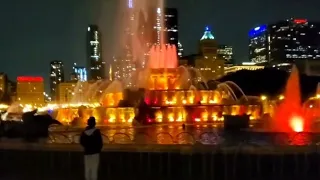 One of the World's Largest Fountains| Buckingham Fountain at Night Chicago Vlog