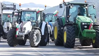 Болгарские фермеры заблокировали тракторами ключевые автотрассы