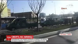 У Стамбулі автобус протаранив зупинку, є загиблі