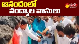 Nandyal People Palabhishekam to CM Jagan || Sakshi TV