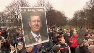 Alman lidere ayakkabılı protesto