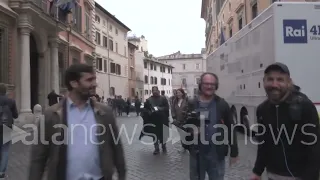 Senato, la Casellati esce da Palazzo Giustiniani a piedi per poi tornare indietro