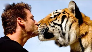 He Approached A Lion And Hugged Him, Minutes Later Something Unthinkable Happened...