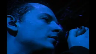 Chester Bennington falls during Linkin Park's „One Step Closer” at Projekt Revolution 2002