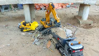 Excavator RC Membersihkan sisa material pembangunan jembatan layang