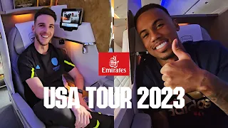 Arsenal travel to the USA with Emirates | Elneny chats with Rice, Saka, Ramsdale, Timber, Havertz