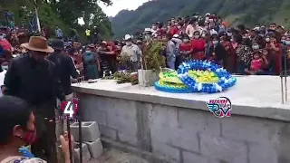 Hombre gritando en su panteón después de 8 días de fallecimiento en Quiché Guatemala