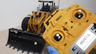 Huina front loader 1:14 scale unboxing and overview.