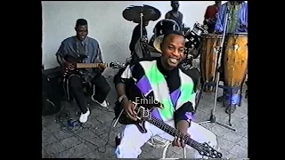 (Rare) Koffi Olomide s'amuse à la guitare Solo 1994 HD