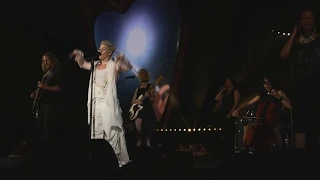 PINK - I Am Here (live from Vienna - Front Of Stage)