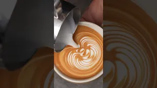 Beautiful Slow motion Rosetta pour #coffee #coffeeart #barista #latteart #rosetta