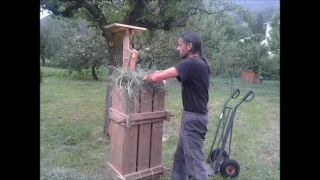 Fienagione con imballatrice a mano autocostruita