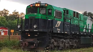 Locomotiva ES43BBI acelerando forte para iniciar viagem.