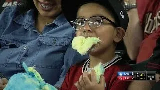 LAD@ARI: Young fan makes a mess eating cotton candy