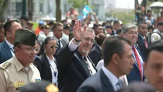 Presidente de Guatemala lleva a pie al Congreso proyecto para destituir a fiscal general | AFP