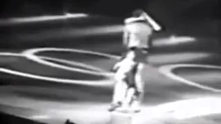 Michael Jackson fan fainting in the stage HIStory tour Vienna 1997. RARE