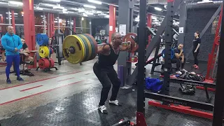 Приседания со штангой 200 кг на 6 раз. Back squats 200 kg × 6 reps.