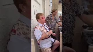 TV DIVIRTA-CE INTERNACIONAL - Elton John invade restaurante e dá "canja" em Cannes