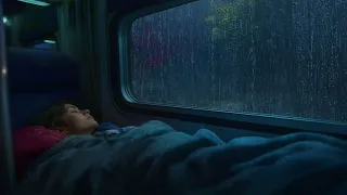 Dormir en el tren con la lluvia torrencial fuera de la ventana por la noche