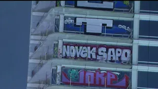 Varios pisos de un rascacielos del centro de Los Ángeles cubiertos de graffiti