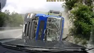 Un camion citerne se couche sur la route