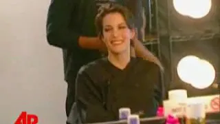 Liv Tyler gets a haircut 2008