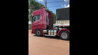 Ouça o ronco dessa Scania